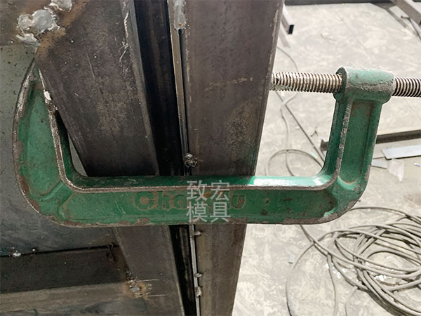 卵型槽模具外模與封箱板的快速鎖緊裝置 卵型槽模具外模與封箱板的快速鎖緊裝置